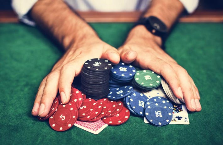 Lựa chọn cần có sự tính toán khi chơi Poker